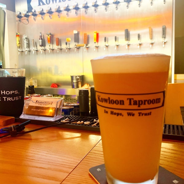 Photo taken at Kowloon Taproom by Hiro K. on 11/5/2019