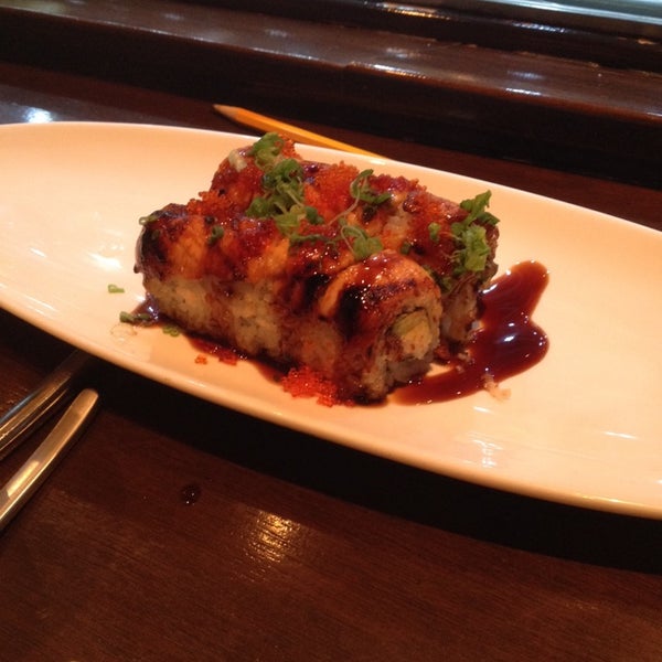 12/25/2013 tarihinde Brandon C.ziyaretçi tarafından Okura Robata Sushi Bar and Grill'de çekilen fotoğraf