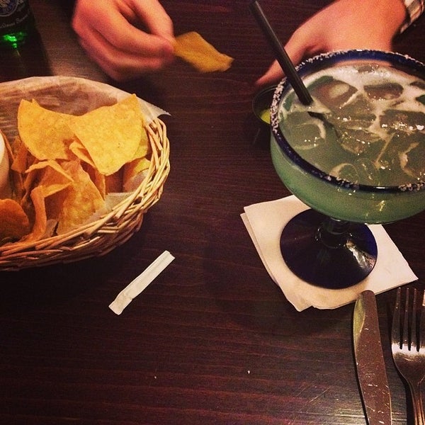 Снимок сделан в Taco Loco Mexican Restaurant, Catering, and Food Trucks пользователем Emily B. 3/14/2014