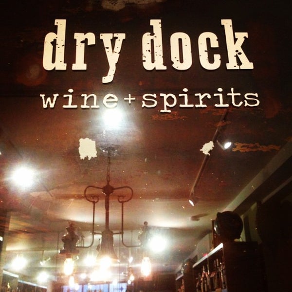 Foto tomada en Dry Dock Wine &amp; Spirits  por Doc&#39;s Spirits el 10/24/2014