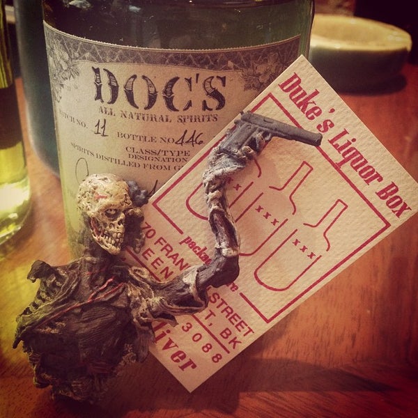 Foto scattata a Duke&#39;s Liquor Box da Doc&#39;s Spirits il 6/18/2015