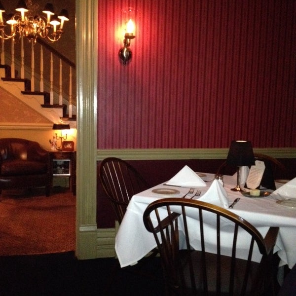 Photo prise au Merrick Inn Restaurant par Robert K. le5/21/2014