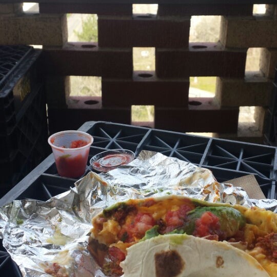 รูปภาพถ่ายที่ Moontower Tacos โดย Alan D. เมื่อ 4/25/2014