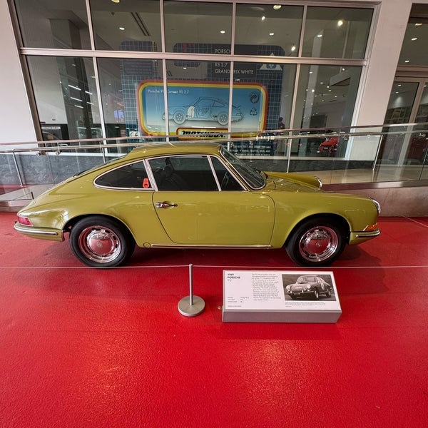 Foto diambil di Petersen Automotive Museum oleh Nima E. pada 12/24/2023