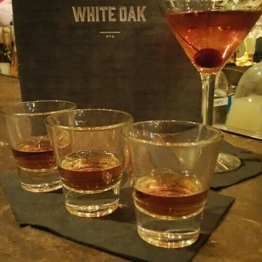 Foto diambil di White Oak Oyster Bar &amp; Cocktail Lounge oleh Sandra S. pada 2/7/2016