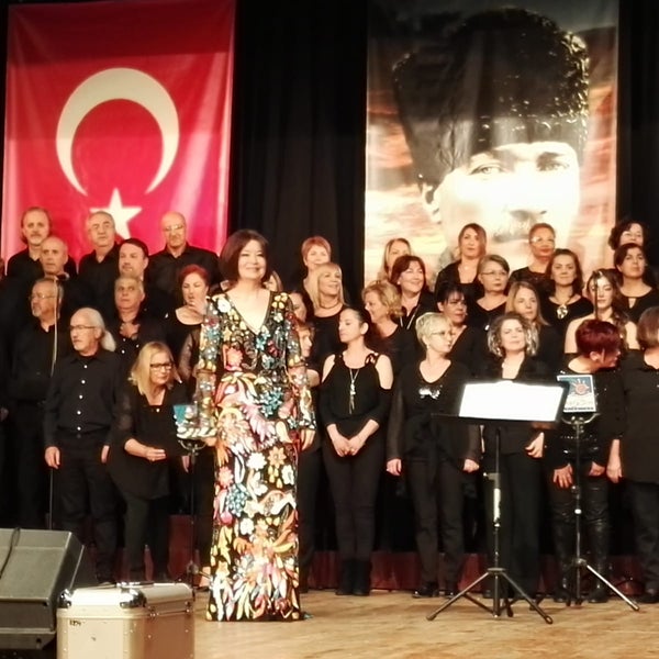 Foto scattata a Narlıdere Atatürk Kültür Merkezi da Derya . il 12/3/2018