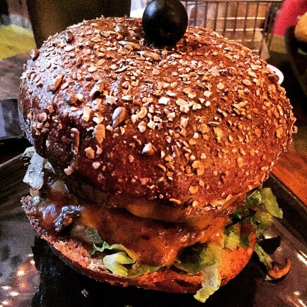 Photo prise au Smokey Burger Organic par Sameer&#39;s E. le12/17/2014
