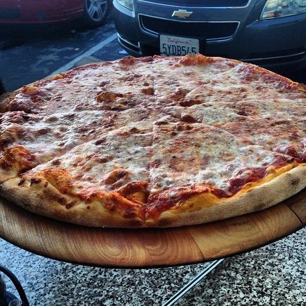 Снимок сделан в Pizza on Pearl пользователем Sameer&#39;s E. 1/5/2014