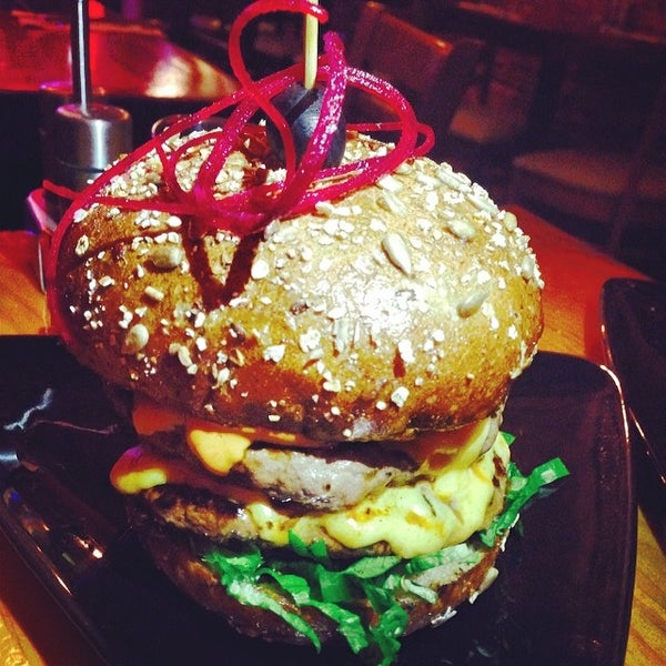 Foto tirada no(a) Smokey Burger Organic por Sameer&#39;s E. em 2/13/2014