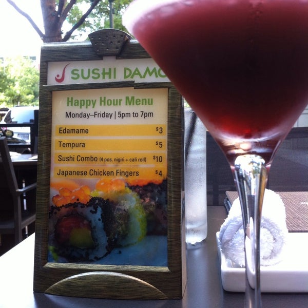 รูปภาพถ่ายที่ Sushi Damo โดย Julia L. เมื่อ 6/25/2013
