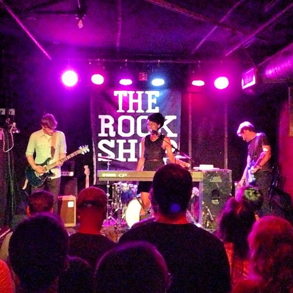 รูปภาพถ่ายที่ The Rock Shop โดย Brandon B. เมื่อ 7/27/2013