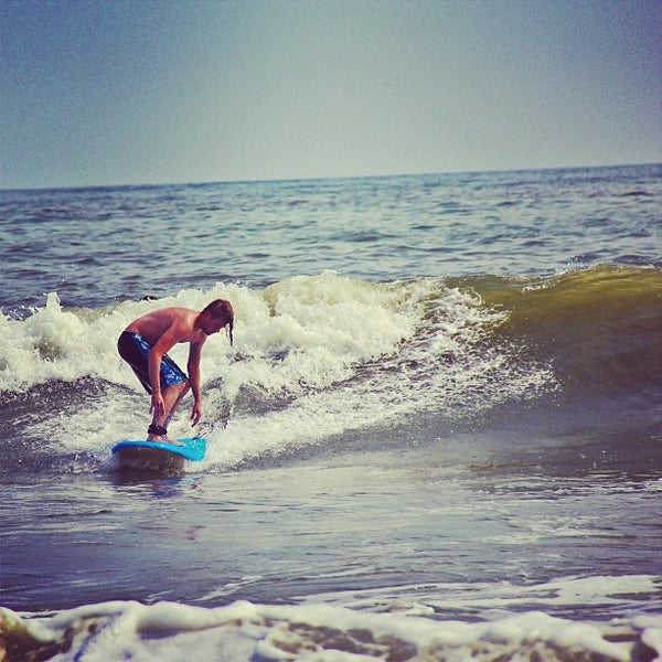 Das Foto wurde bei Locals Surf School von Brandon B. am 9/1/2013 aufgenommen