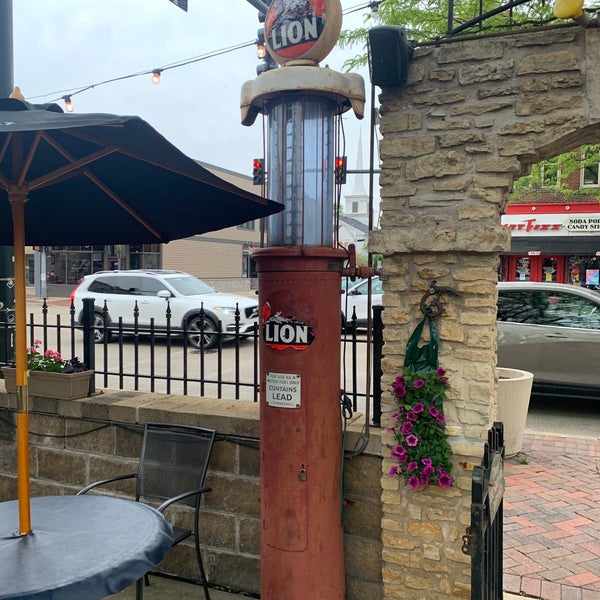 Love the old school gas station theme, great spot to grab drinks at and sit outside. Place gets ratchet on weekend nights - almost like a mini night club.