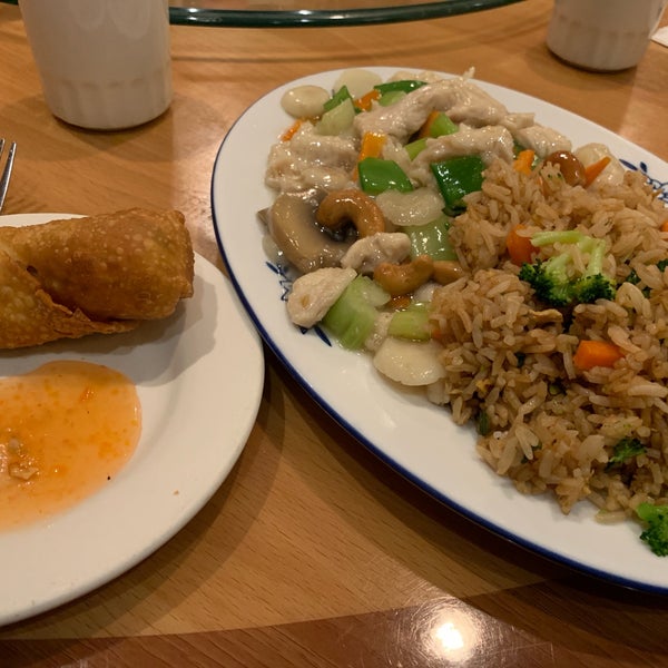 Tucked away in a suburban strip mall, these are the best egg rolls I’ve had in Chicago so far! Fresh tea, hot&sour soup on a lazy Susan for group get-togethers. Enjoyed the cashew chicken.