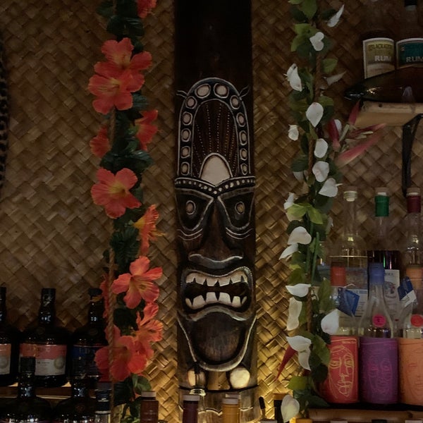 รูปภาพถ่ายที่ Hala Kahiki Tiki Bar &amp; Lounge โดย Erik R. เมื่อ 3/5/2022