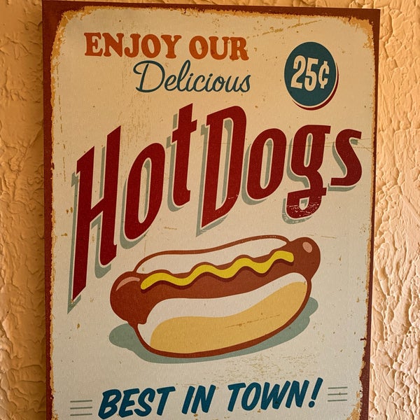 Foto tomada en Steve&#39;s Hot Dogs &amp; Burgers  por Erik R. el 3/24/2019