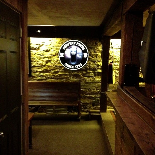 5/15/2013にErik R.がThe Contented Cow Pub and Wine Barで撮った写真