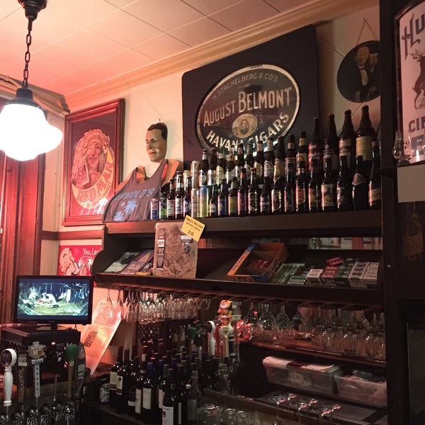 Photo taken at Arnold&#39;s Bar &amp; Grill by Erik R. on 10/13/2016