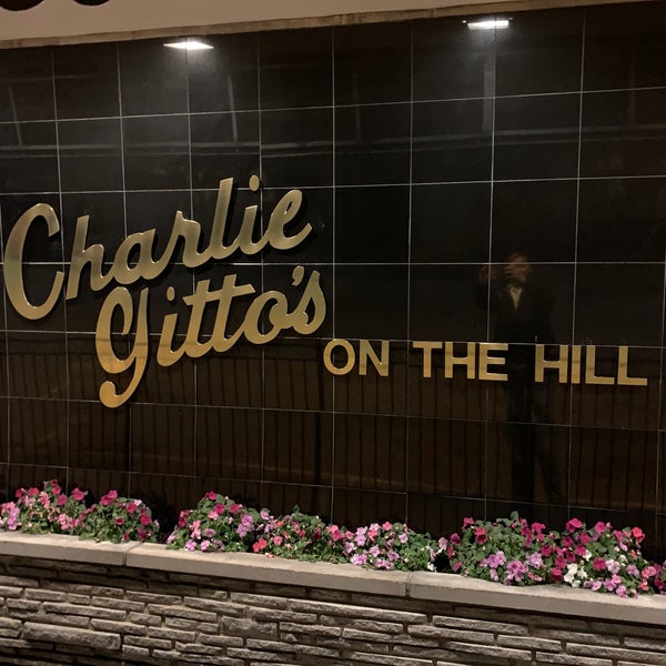 Foto tirada no(a) Charlie Gitto&#39;s on The Hill por Erik R. em 6/8/2019
