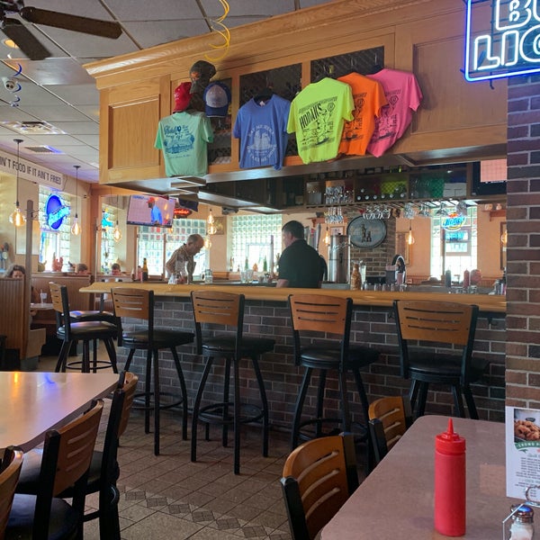 Foto diambil di Hodak&#39;s Restaurant and Bar oleh Erik R. pada 6/8/2019