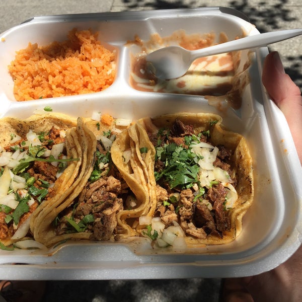 One of my favorite food trucks to grab lunch at the Loop. The street tacos are worth the wait, sample all three protein choices.