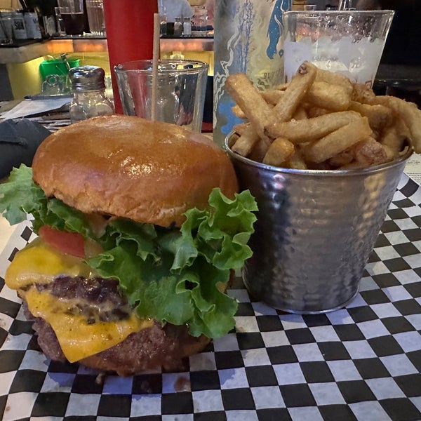 Cool spot tucked away on Camelback East. Excellent outdoor views of Camelback Mountain. Go on Wed. evenings for $5 off burgers. Burgers are fantastic, smaller beer tap selection than expected. Malort!