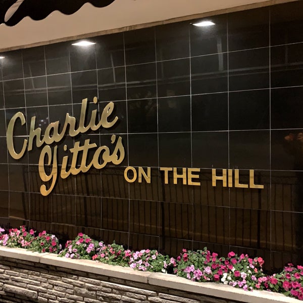 Снимок сделан в Charlie Gitto&#39;s on The Hill пользователем Erik R. 6/8/2019