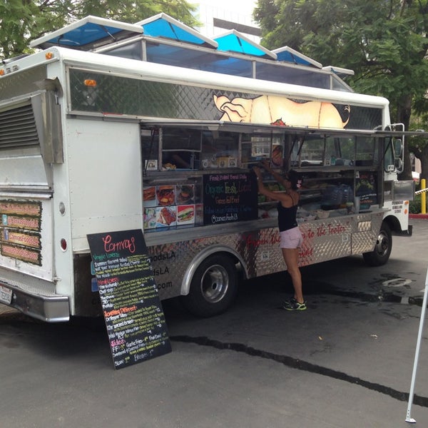 รูปภาพถ่ายที่ Canvas Food Truck โดย Rodney S. เมื่อ 8/27/2013