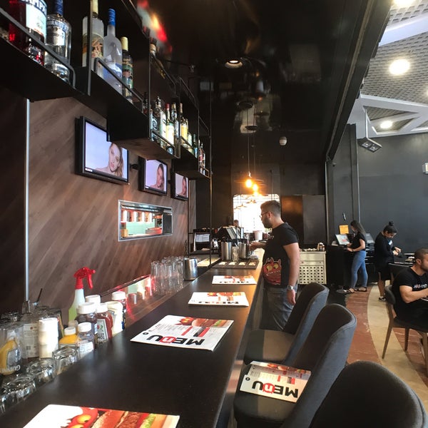 Foto scattata a Black Bar &#39;n&#39; Burger da Nir T. il 10/14/2018