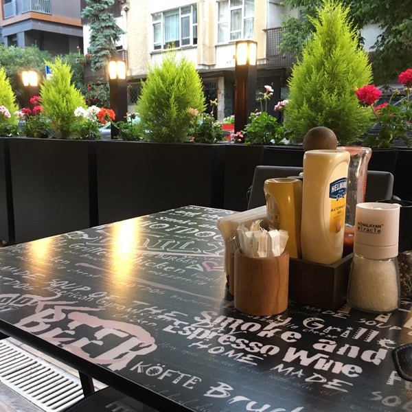 Photo taken at Daily Dana Burger &amp; Steak Fenerbahçe by Fatih A. on 5/29/2018