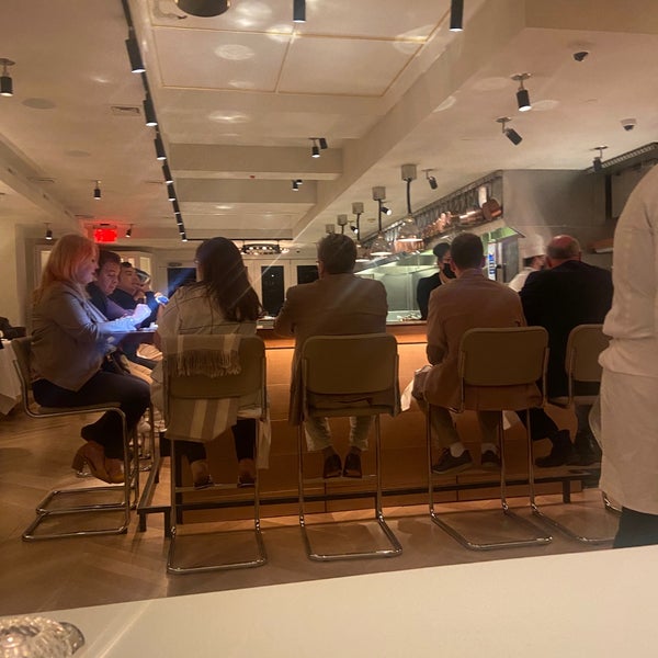Foto scattata a Chef&#39;s Table At Brooklyn Fare da Yelena D. il 9/23/2022