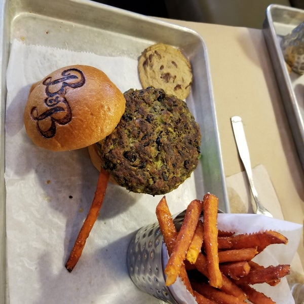 6/13/2018 tarihinde donziyaretçi tarafından Brooklyn Burgers &amp; Beer'de çekilen fotoğraf