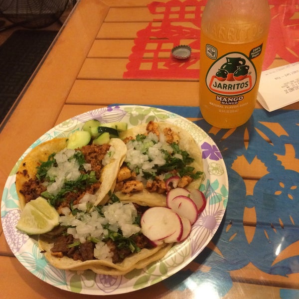 5/11/2015 tarihinde Danny L.ziyaretçi tarafından Tacos El Chilango'de çekilen fotoğraf