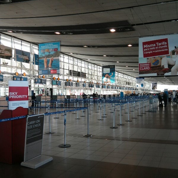 Das Foto wurde bei Aeropuerto Internacional Comodoro Arturo Merino Benítez (SCL) von Gabriel T. am 6/29/2013 aufgenommen