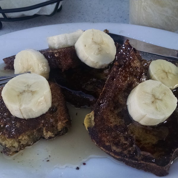Good outdoor seating. Gluten free banana bread French toast is amazing! Big menu selection.