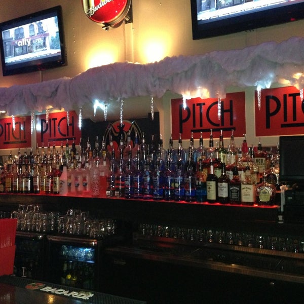 1/4/2013 tarihinde Tiana T.ziyaretçi tarafından Pitch Karaoke Bar'de çekilen fotoğraf
