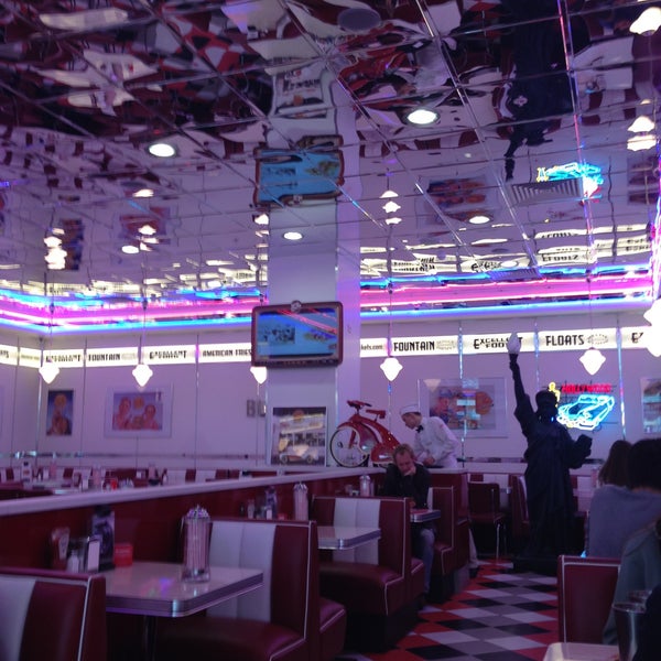 Photo taken at Johnny Rockets by Алена М. on 5/1/2013