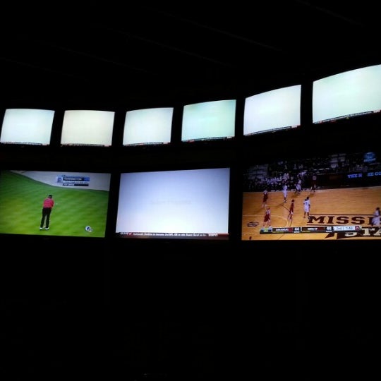 รูปภาพถ่ายที่ Metro Sportz Bar &amp; Billiards โดย vinnie เมื่อ 2/3/2013