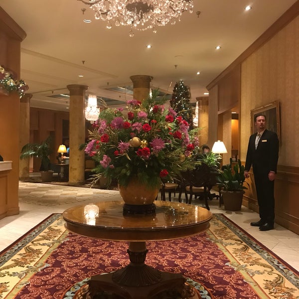 Das Foto wurde bei The Saint Paul Hotel von Christine A. am 12/23/2017 aufgenommen