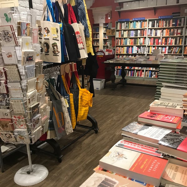 1/15/2018 tarihinde Christine A.ziyaretçi tarafından Book Culture'de çekilen fotoğraf