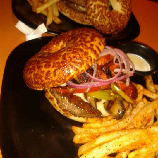 Foto tirada no(a) The Burger Laboratory por Eliana C. em 12/22/2012
