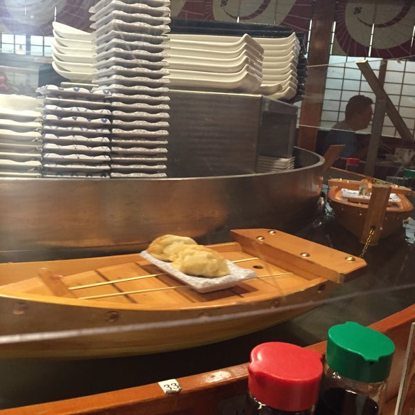 Foto scattata a Sushi Boat da Minda A. il 6/4/2015