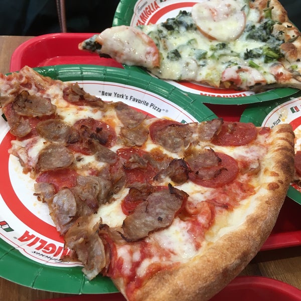 Das Foto wurde bei Famous Famiglia Pizza von Brand M. am 3/28/2019 aufgenommen