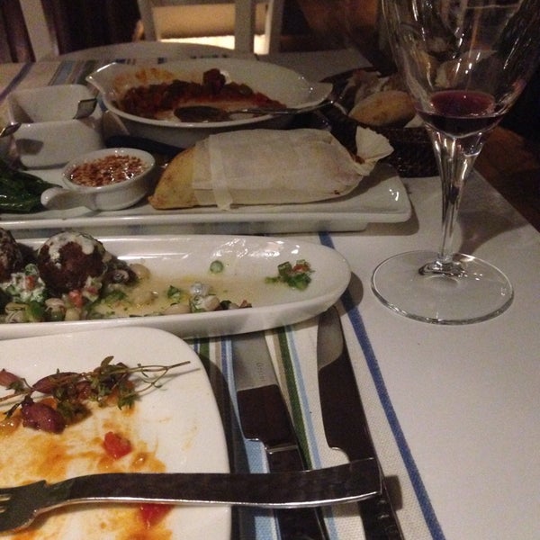 1/16/2014 tarihinde Dimitrios B.ziyaretçi tarafından Elia Greek Restaurant'de çekilen fotoğraf
