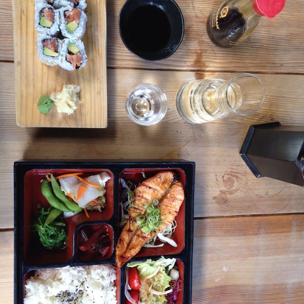 Снимок сделан в Hashi Japanese Kitchen пользователем Francis K. 9/19/2015