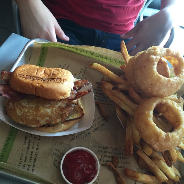 4/5/2015 tarihinde Brenda L.ziyaretçi tarafından BurgerFi'de çekilen fotoğraf
