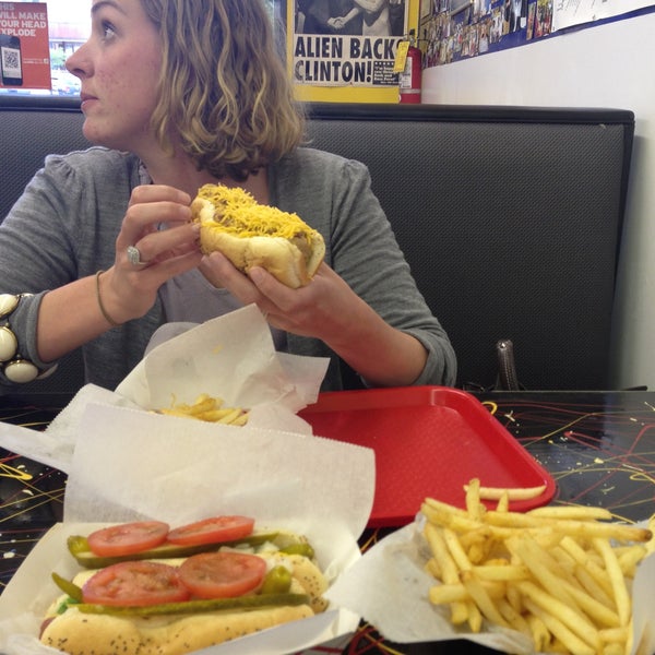 รูปภาพถ่ายที่ Mike&#39;s Chicago Hot Dogs โดย Christopher G. เมื่อ 5/2/2013