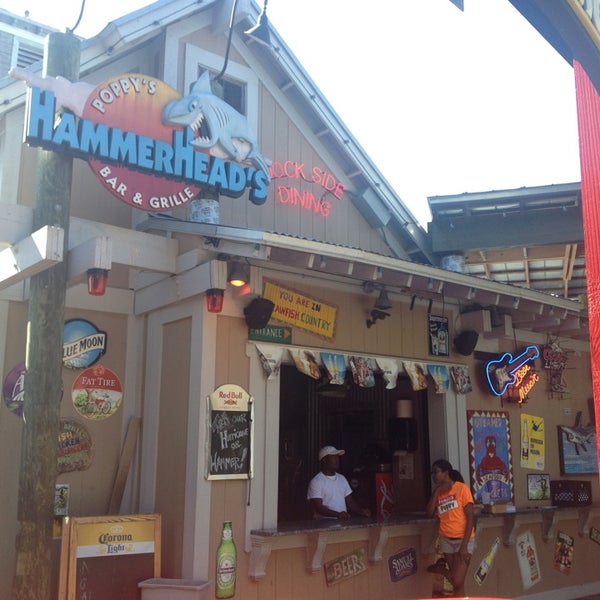 รูปภาพถ่ายที่ Hammerheads Bar and Grill โดย Christopher G. เมื่อ 9/29/2013