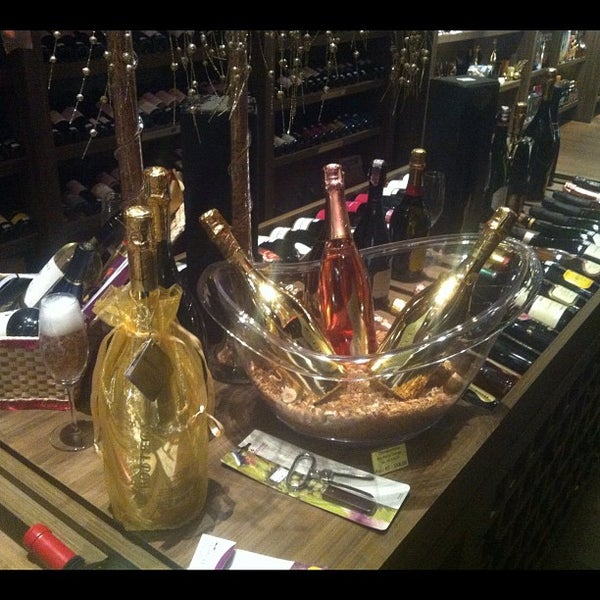 รูปภาพถ่ายที่ D&#39;Vinos - Wine Store โดย André L. เมื่อ 11/21/2012