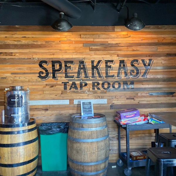 Foto diambil di Speakeasy Ales &amp; Lagers oleh Kevin H. pada 9/22/2019